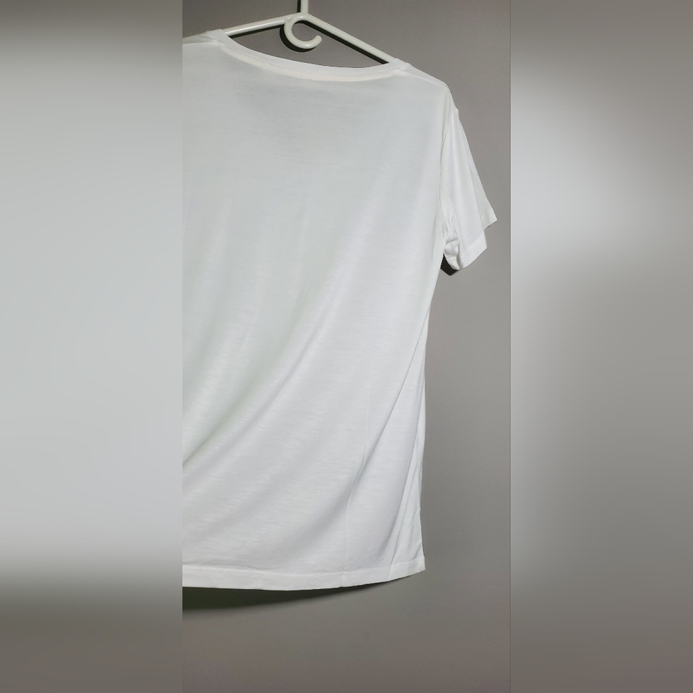 NWT Medium & Large Levi's Women's White V-Neck T-Shirt Relaxed Fit - Picture 14 of 16